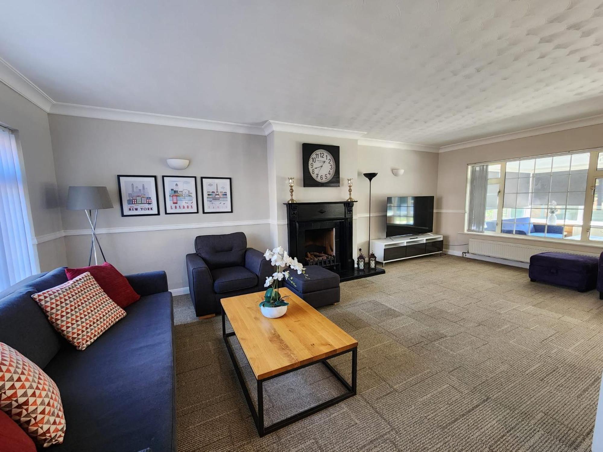 Kennedy Villa - 5 Bedroom House With Hot Tub, Wifi, Free Parkings, Close To Bicester Village Exterior photo