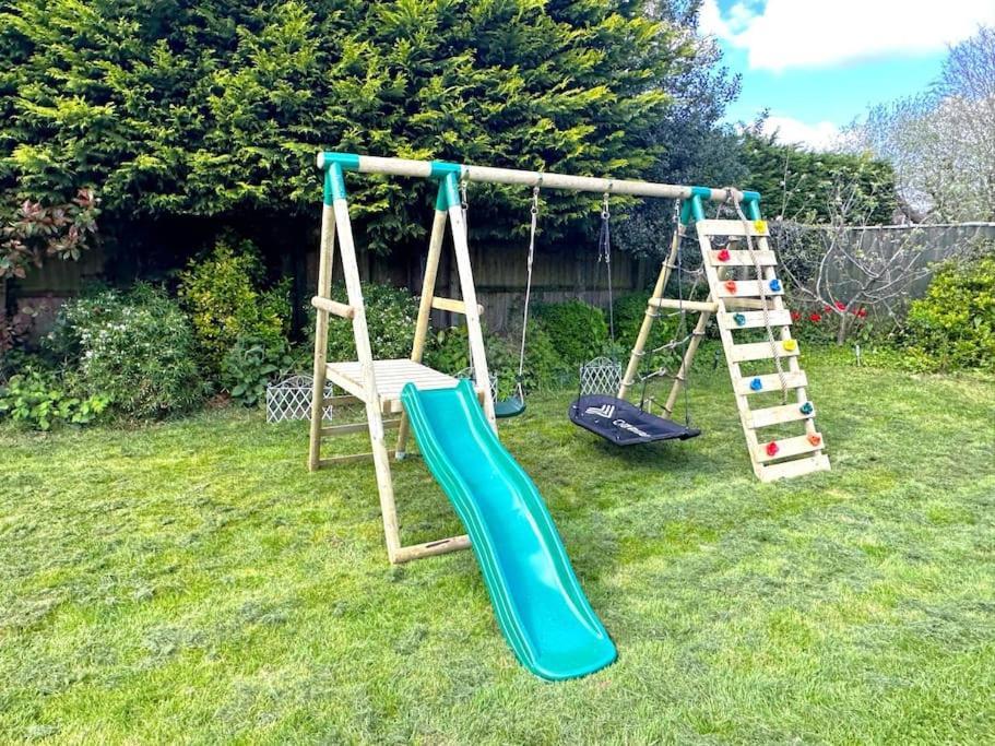 Kennedy Villa - 5 Bedroom House With Hot Tub, Wifi, Free Parkings, Close To Bicester Village Exterior photo